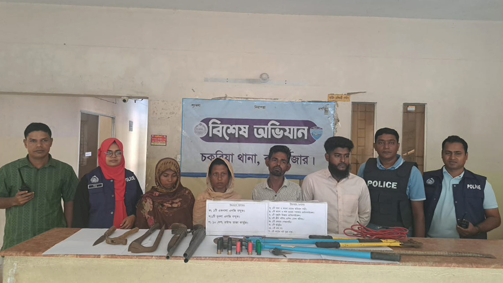 নারীসহ দুই পরিবারের ৪ জনের ‘ডাকাতির প্রস্তুতি’, বন্দুক–মাইক্রোবাসসহ গ্রেপ্তার