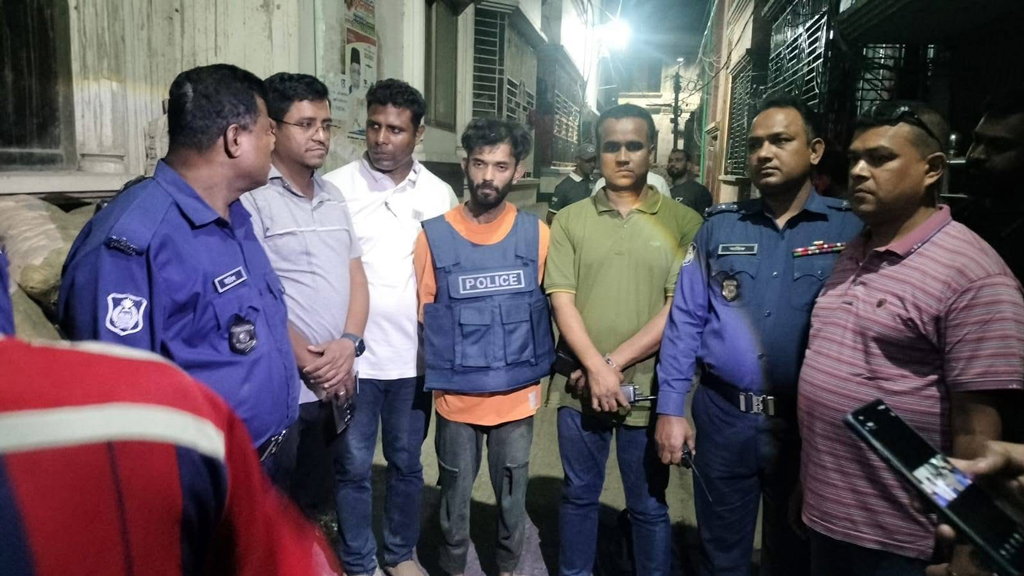 নারায়ণগঞ্জে পুলিশের কাছ থেকে ছিনতাই করা পিস্তলটি উদ্ধার, গ্রেপ্তার ১