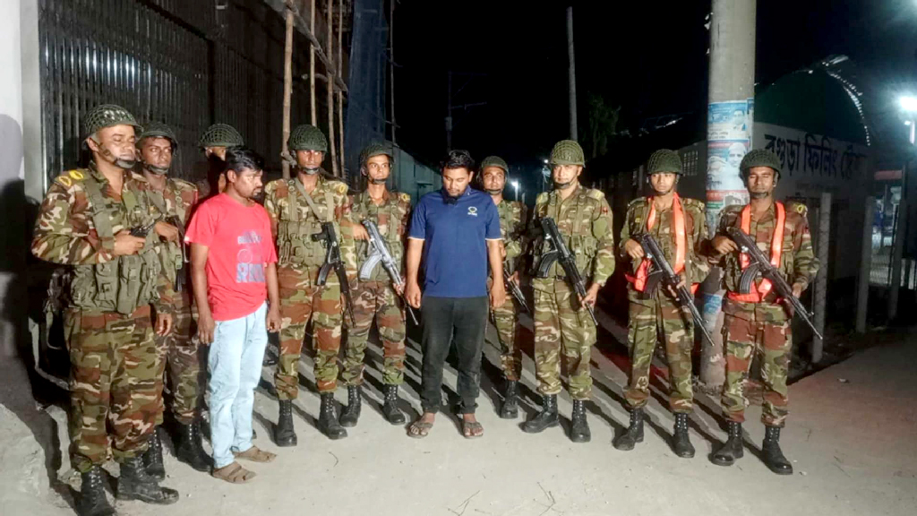 বগুড়ায় চাকরি দেওয়ার নামে প্রতারণা, সেনাবাহিনীর অভিযানে গ্রেপ্তার ২