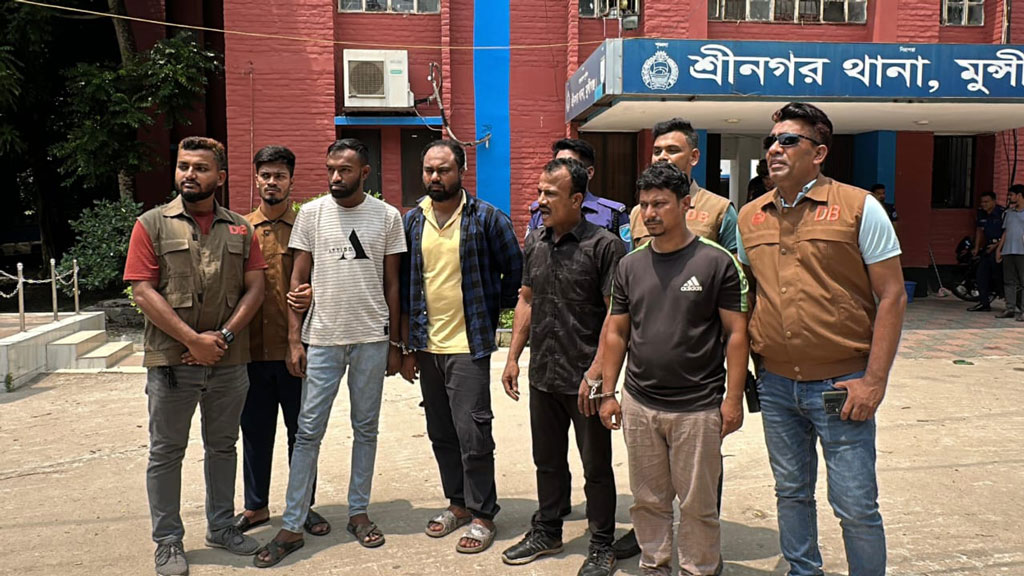 ঢাকা-মাওয়া এক্সপ্রেসওয়েতে ৭৫ ড্রামভর্তি ট্রাক ছিনতাই, গ্রেপ্তার ৪