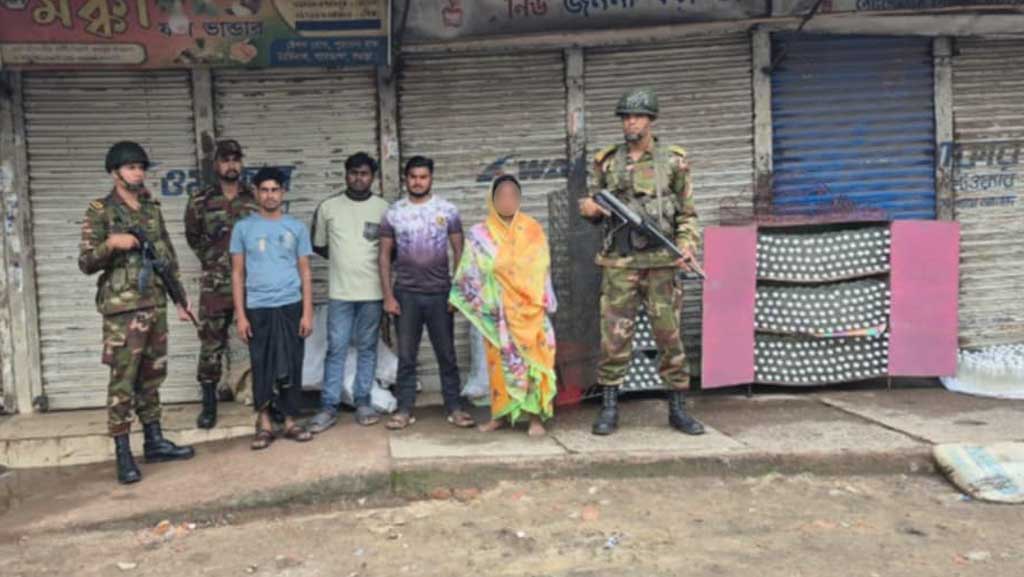 বগুড়ায় সেনাবাহিনীর অভিযানে মাদক, অস্ত্র ও টাকা উদ্ধার, গ্রেপ্তার ৪