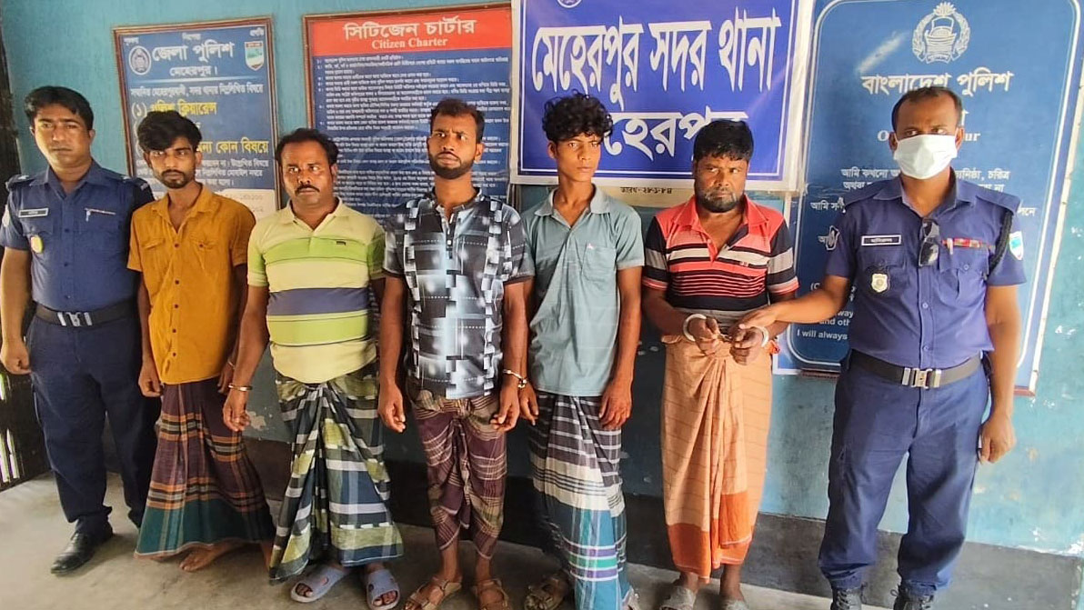 লুণ্ঠিত মালামালসহ মেহেরপুরে ৫ ডাকাত সদস্য গ্রেপ্তার