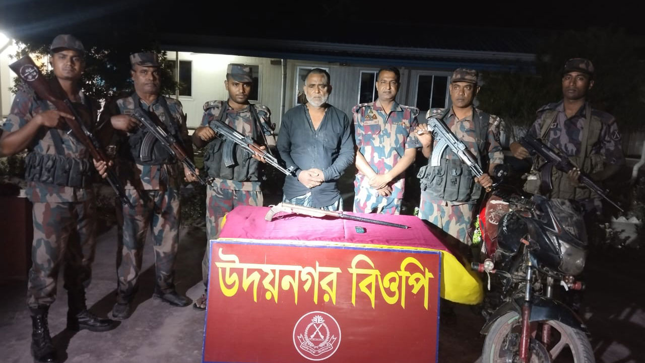 কুষ্টিয়া সিমান্তে দেশীয় অস্ত্রসহ হত্যা মামলার সাজাপ্রাপ্ত আসামি গ্রেপ্তার