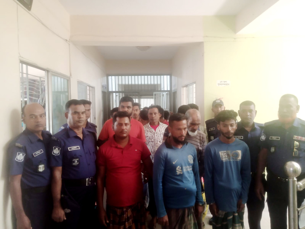 পদ্মার চরে অপারেশন ফার্স্ট লাইট: আগ্নেয়াস্ত্র ও দেশীয় অস্ত্র উদ্ধার, গ্রেপ্তার ২০