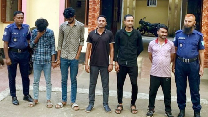 ককটেল বানানোর উপকরণসহ ছাত্রলীগের ৫ নেতা-কর্মী গ্রেপ্তার