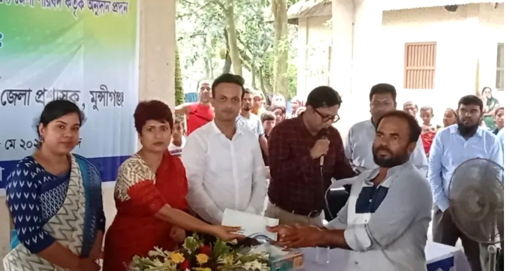 গজারিয়ায় মারা যাওয়া গরুর মালিকেরা পেলেন সহায়তা