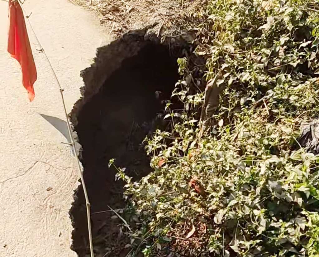 বদলগাছীতে সেতুর মুখে বড় গর্ত, ঝুঁকি নিয়েই যান চলাচল