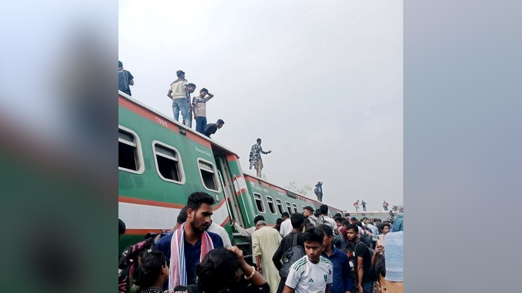বগুড়ায় নীলসাগর এক্সপ্রেস লাইনচ্যুত, বহু হতাহতের শঙ্কা
