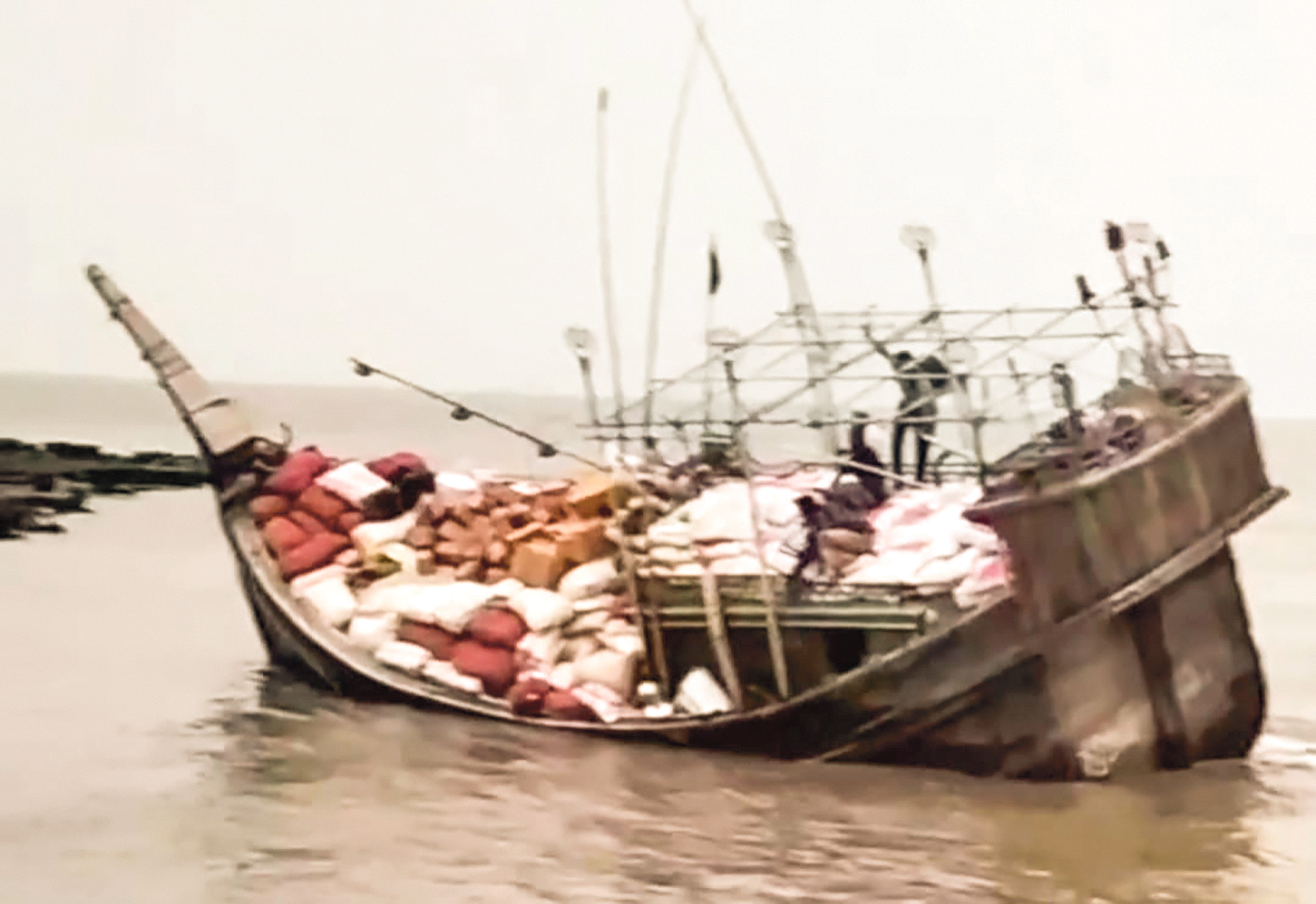 ঝড়ের মৌসুম: ঝুঁকি নিয়ে চলছে ছোট ছোট নৌযান