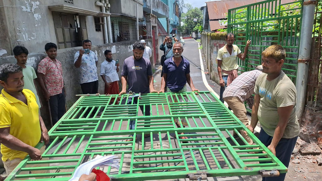 বরিশালে নানকের বাড়ির প্রবেশপথের গেট খুলে ফেলল বিসিসি