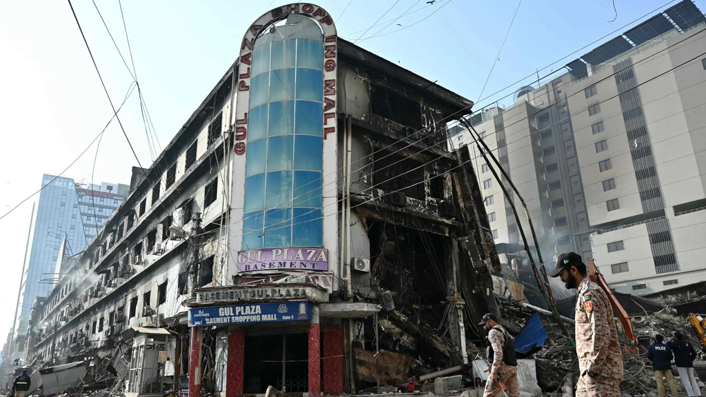 করাচিতে শপিং মলে অগ্নিকাণ্ডে নিহত বেড়ে ৬১