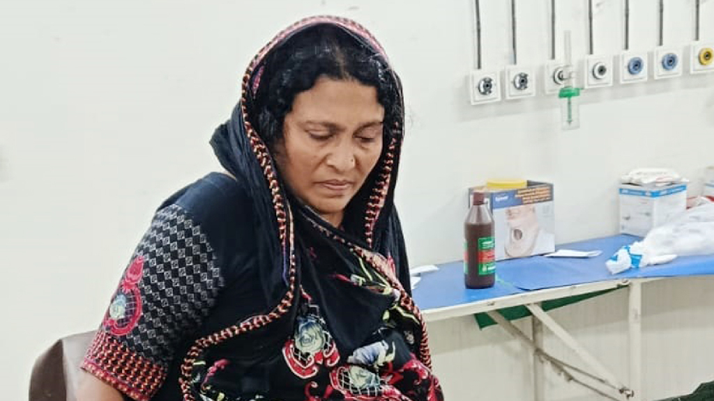 রাউজানে ডাকাতদের চিনে ফেলায় নারীকে গুলি