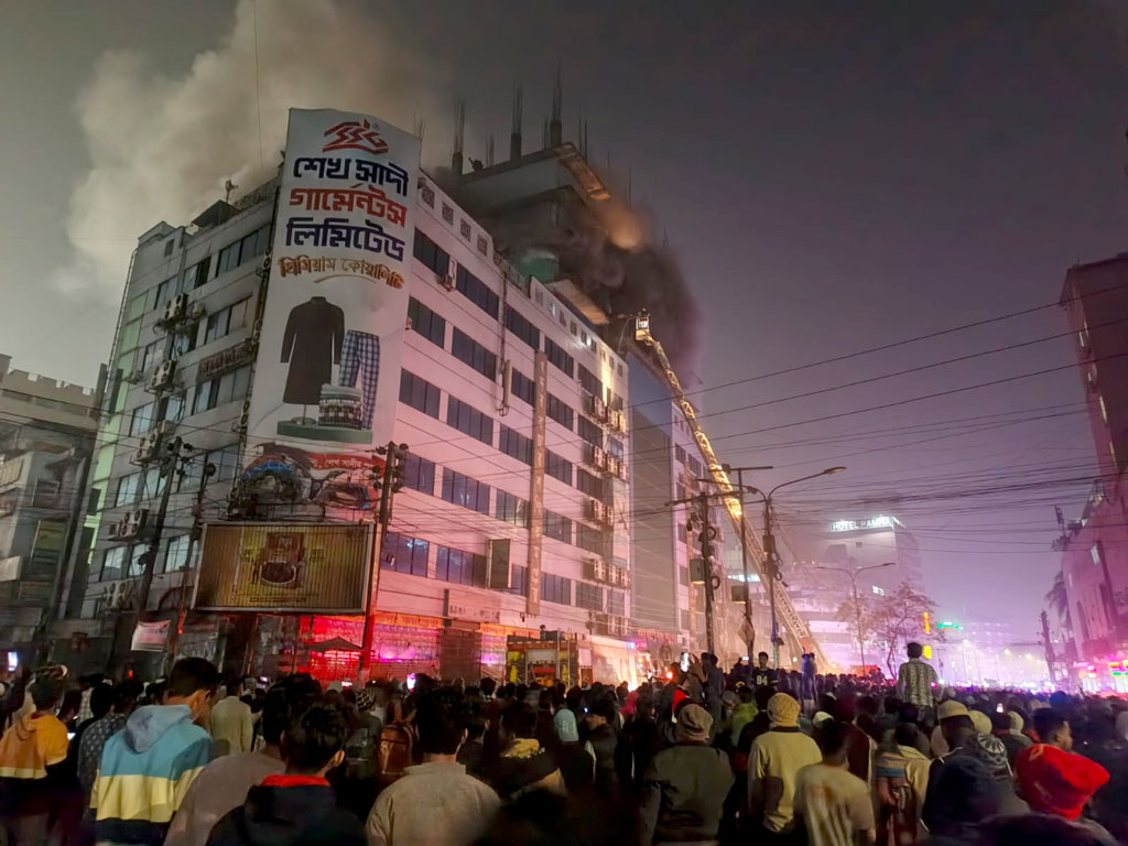 দেড় ঘণ্টার চেষ্টায় গুলিস্তানে বাণিজ্যিক ভবনের আগুন নিয়ন্ত্রণে