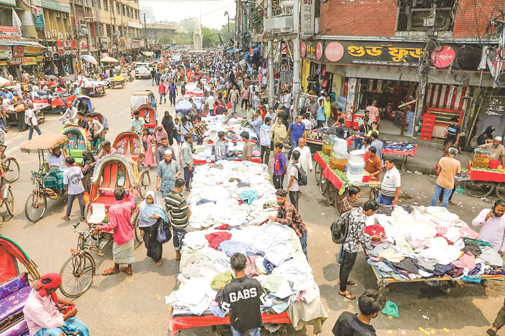 উচ্ছেদ অভিযান: গুলিস্তানে ফুটপাত ঘিরে ‘হকার-পুলিশ’ খেলা