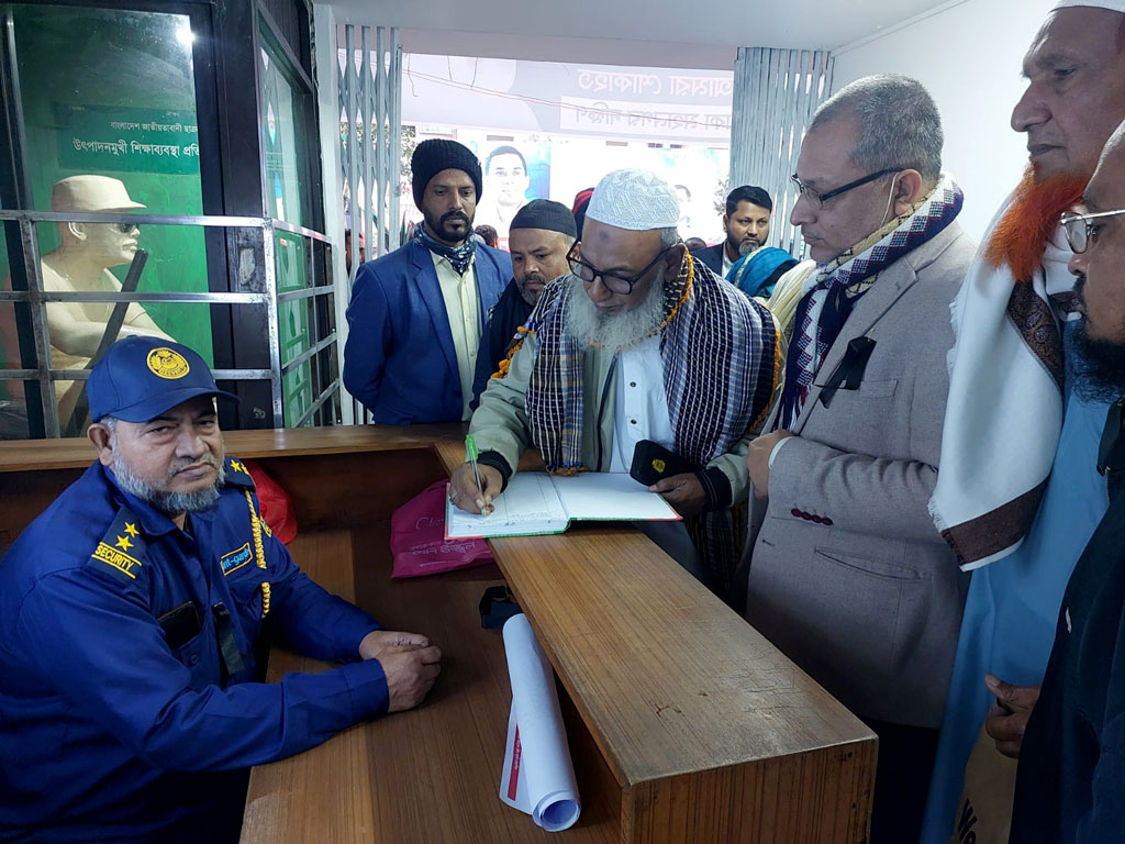 খালেদা জিয়ার শোক বইয়ে স্বাক্ষর করতে মানুষের ঢল