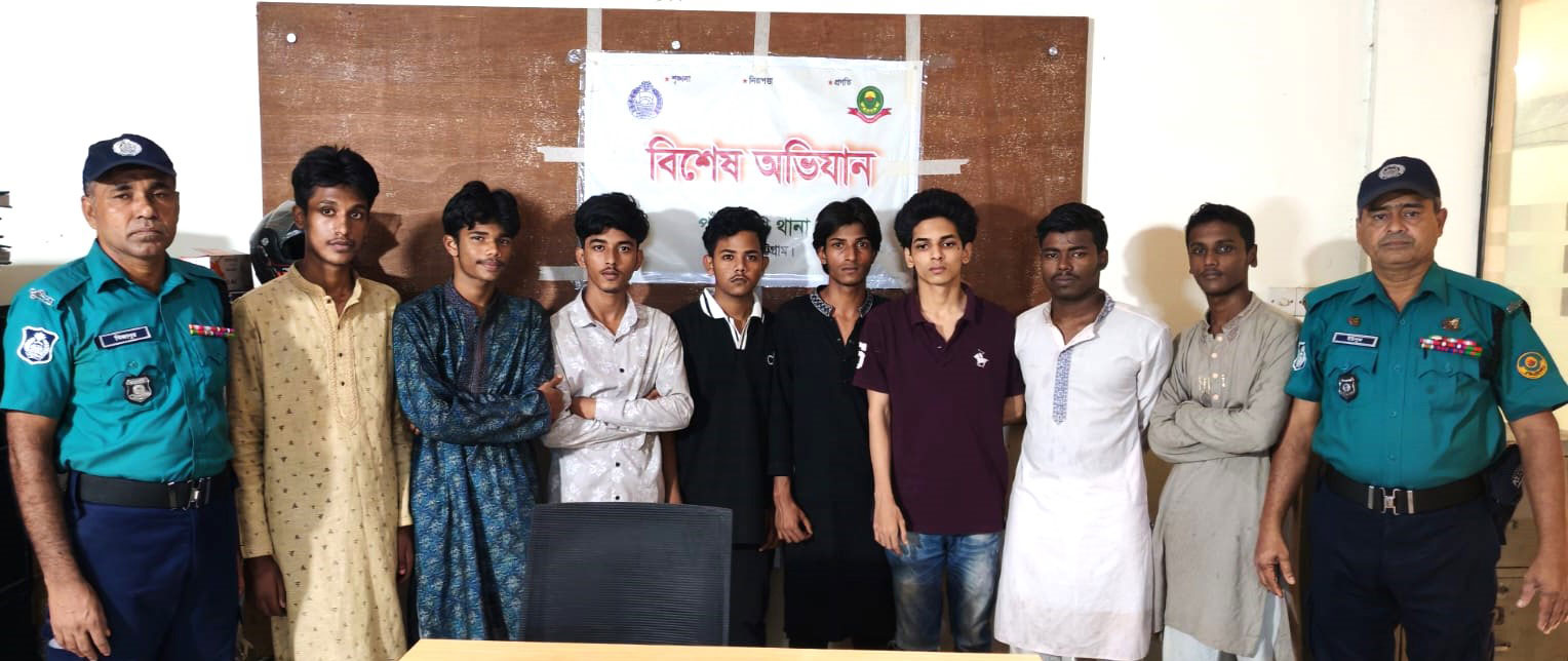 চট্টগ্রামে দেশীয় অস্ত্রশস্ত্র নিয়ে মহড়া, গ্যাংয়ের ৮ জন গ্রেপ্তার