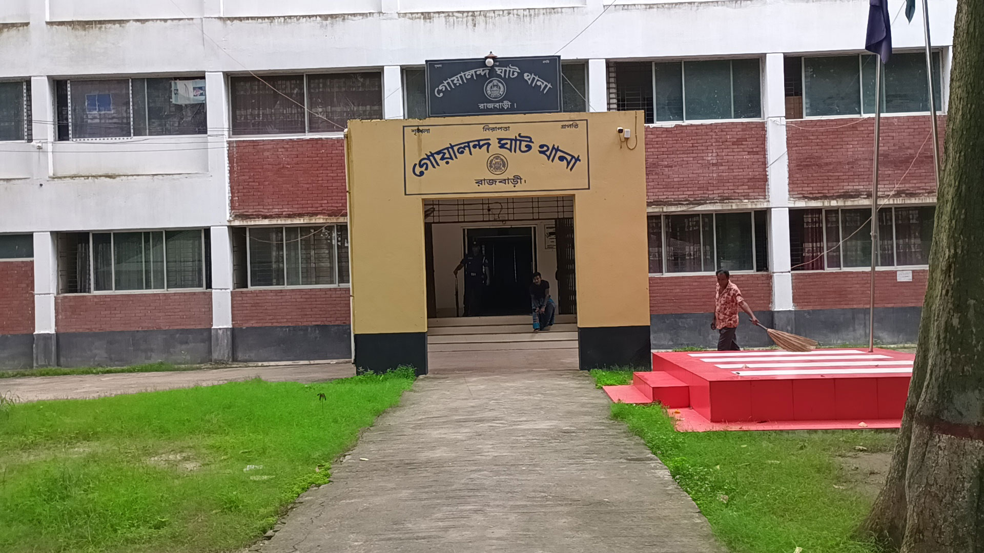 রাজবাড়ীতে ব্যবসায়ীকে কুপিয়ে হত্যা