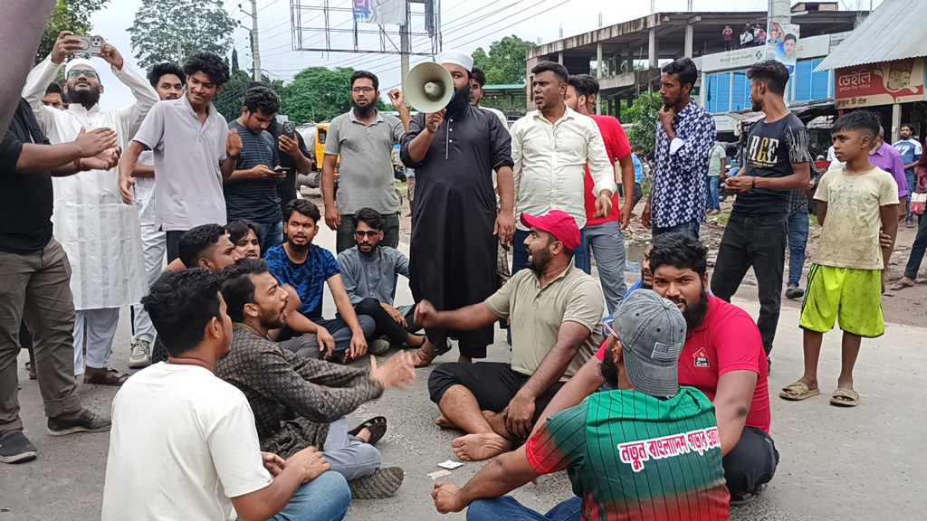 দুই ঘণ্টা পর রাজবাড়ীতে ব্লকেড তুলেছেন শিক্ষার্থী ও আন্দোলনকারীরা