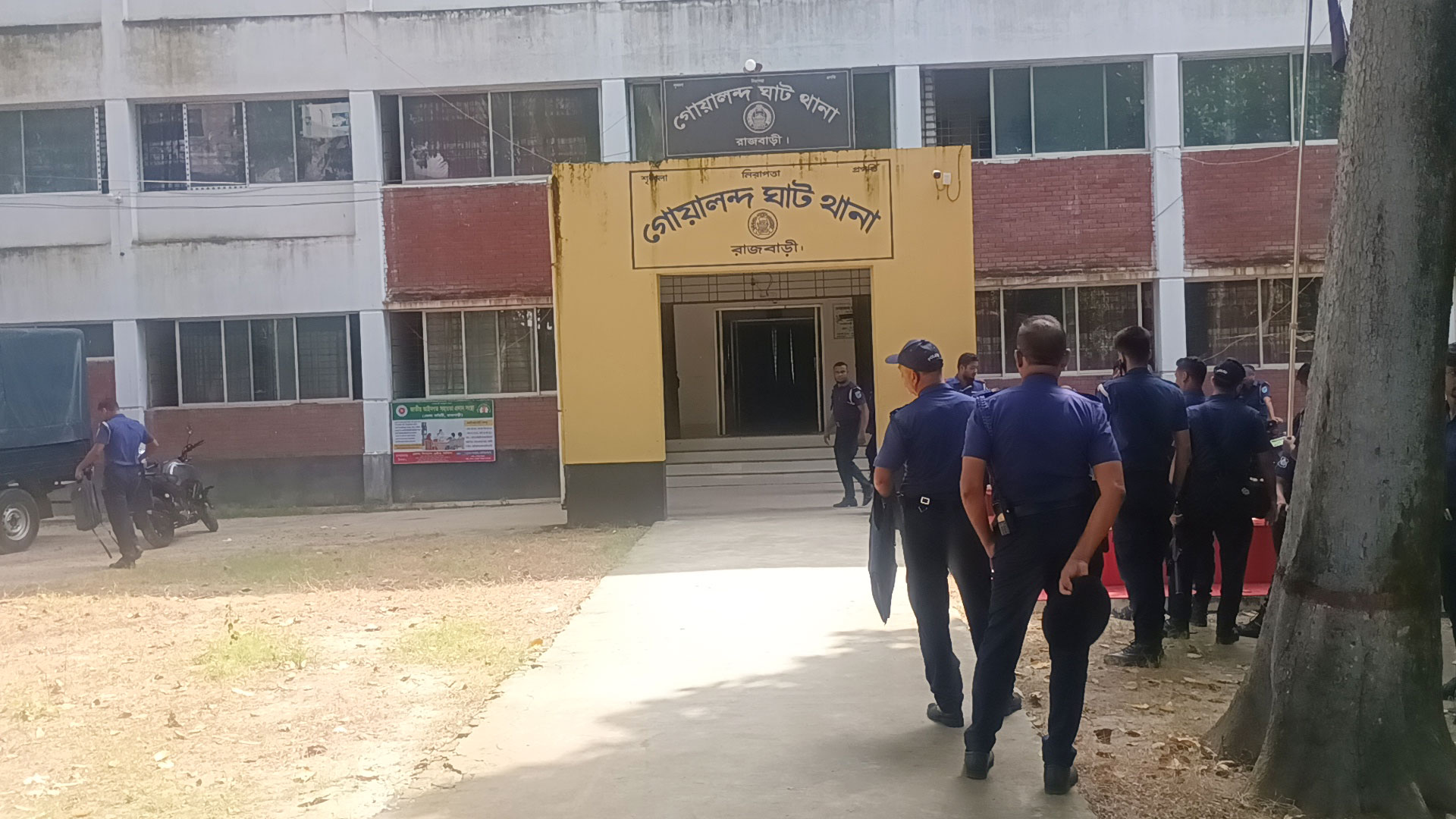 রাজবাড়ীতে পুলিশের ওপর হামলার মামলায় গ্রেপ্তার আরও ৪