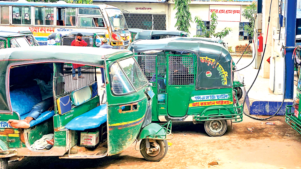 নারায়ণগঞ্জ: তিন দিন ধরে সিএনজি স্টেশনেই খাওয়া-ঘুম