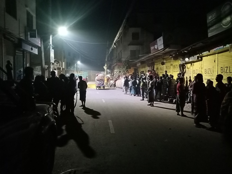 গত বুধবার দিবাগত মধ্যরাতে উত্তরখান মাজার এলাকায় রাস্তার গ্যাসলাইন লিক হয়ে ঘরে আগুন লাগে। ছবি: আজকের পত্রিকা