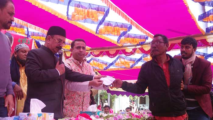 অসহায় ও দুস্থদের মাঝে বিনা মূল্যে চোখের ছানি অপারেশনের প্রেসক্রিপশন তুলে দেন বিএনপির স্থায়ী কমিটির সদস্য গয়েশ্বর চন্দ্র রায় ও ময়মনসিংহ উত্তর জেলা বিএনপির সদস্য সালমান ওমর রুবেল। ছবি: আজকের পত্রিকা