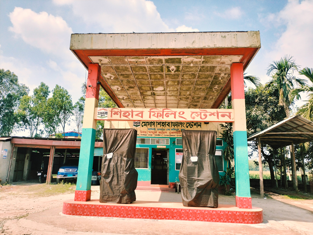 রংপুরের গঙ্গাচড়ায় ৫ দিন ধরে বন্ধ সব ফিলিং স্টেশন, চালকদের ভোগান্তি