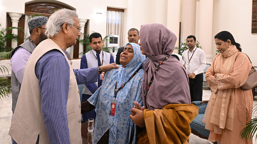 ওসমান হাদির পরিবারের সঙ্গে প্রধান উপদেষ্টার সাক্ষাৎ, সর্বোত্তম চিকিৎসার আশ্বাস