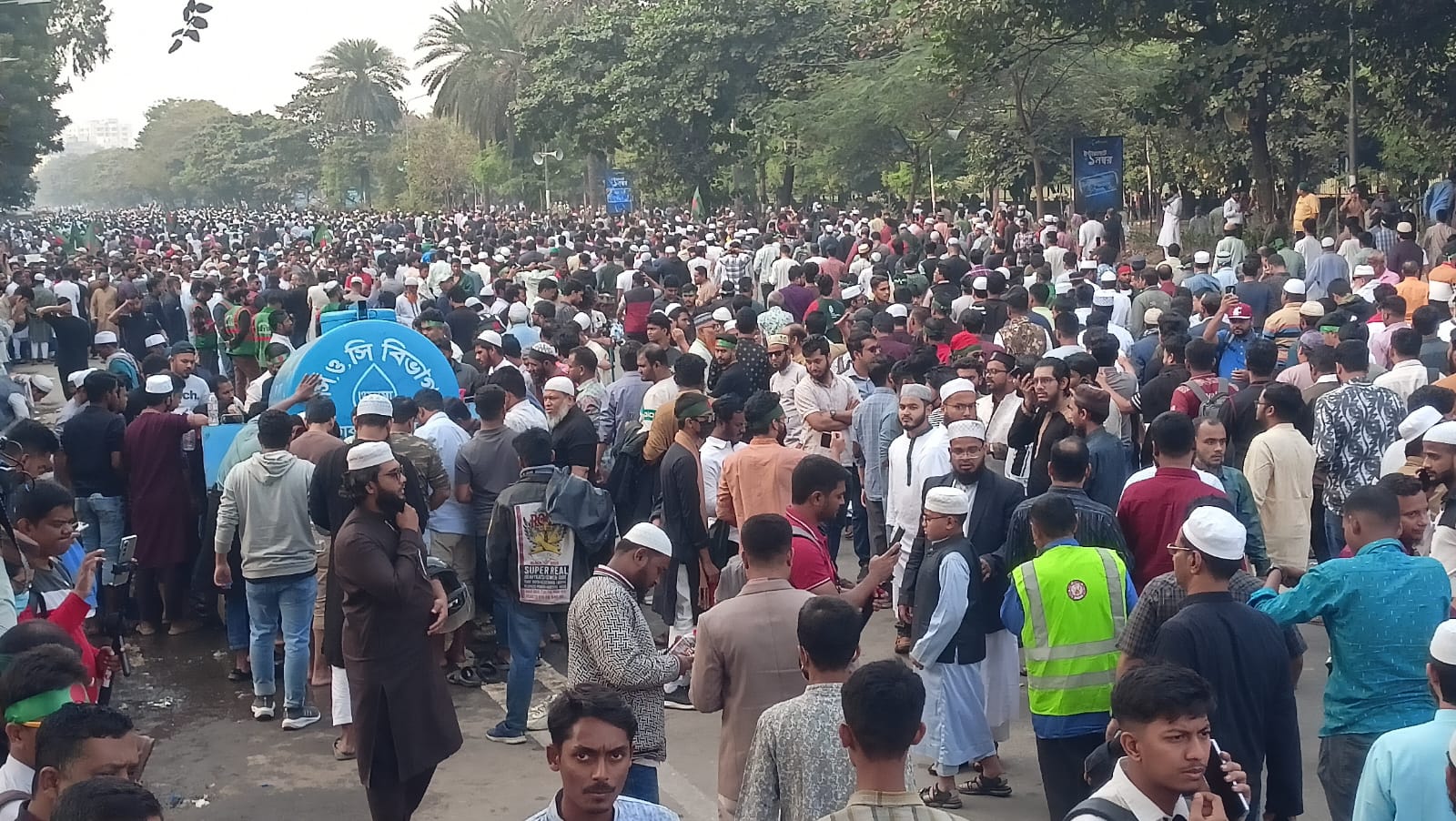 হাদির জানাজায় অংশ নিতে সংসদ এলাকায় জনস্রোত