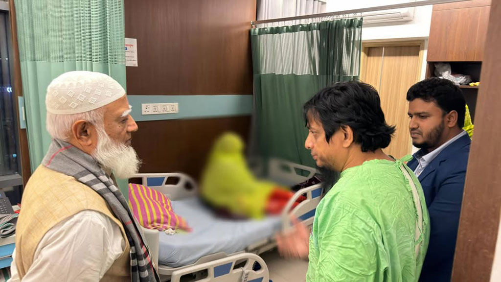 হাদির মায়ের চিকিৎসার খোঁজ নিতে হাসপাতালে জামায়াত আমির