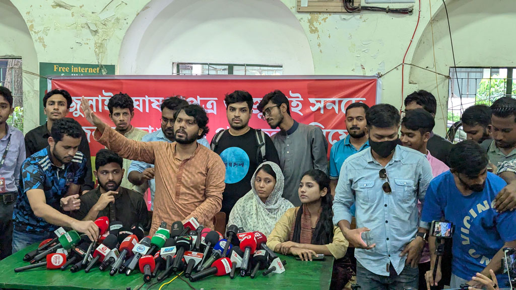 ‘প্রধান উপদেষ্টাকে সেনা ক্যুর ভয় দেখিয়ে নিয়ন্ত্রণে রাখছেন উপদেষ্টারা’