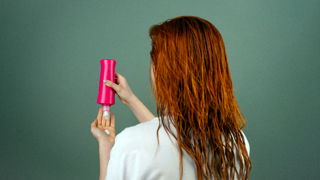 চুলে কন্ডিশনার ব্যবহারের সঠিক নিয়ম জানেন কি