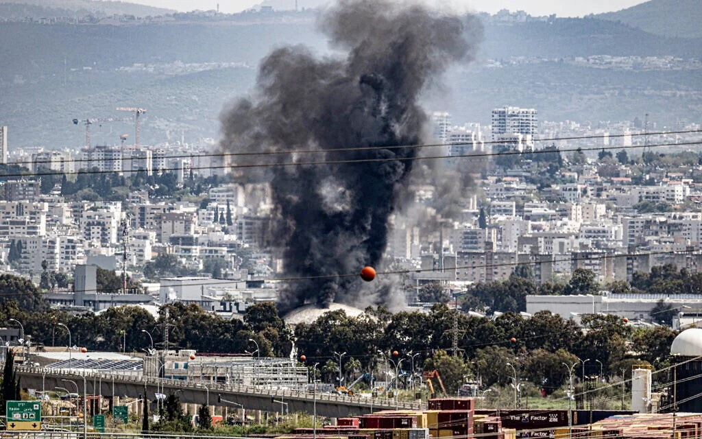 ইরান–হিজবুল্লাহর যৌথ হামলায় ইসরায়েলের সর্ববৃহৎ তেল শোধনাগারে আগুন