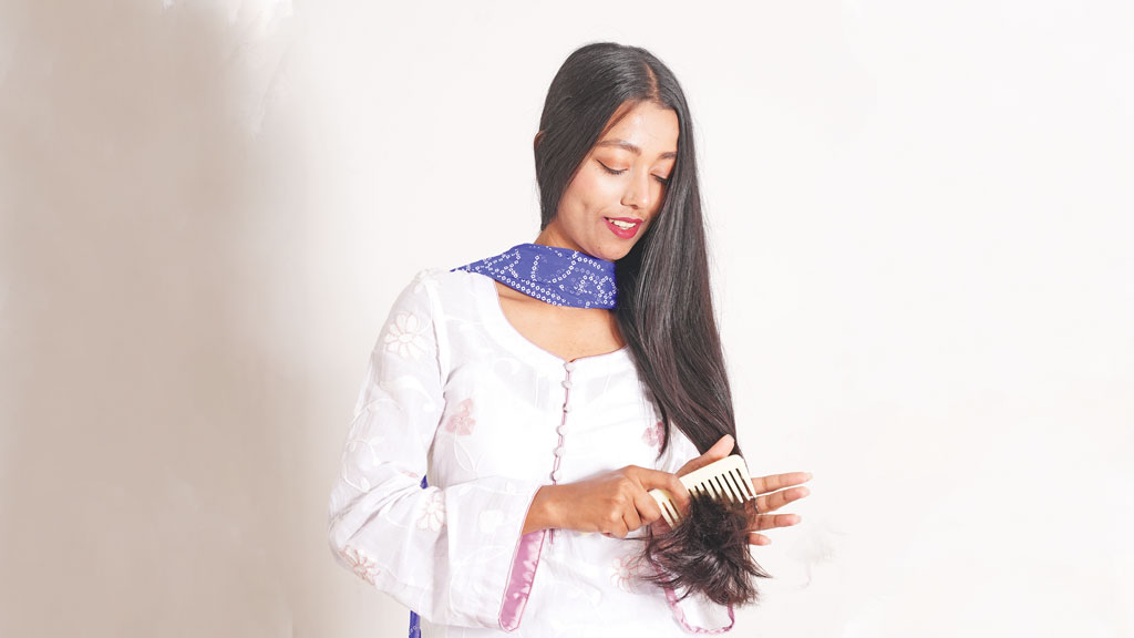 বর্ষায় অতিরিক্ত চুল পড়ার কারণ ও সমাধান