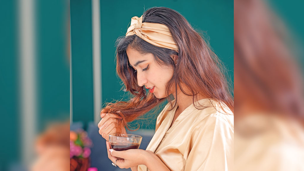 এই ঋতুতেও চুলের যত্নে অপরিহার্য তেল
