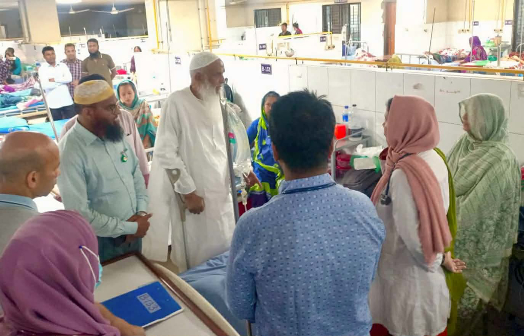 অসুস্থ হজযাত্রীর খোঁজ নিতে কুর্মিটোলা হাসপাতালে ধর্মমন্ত্রী