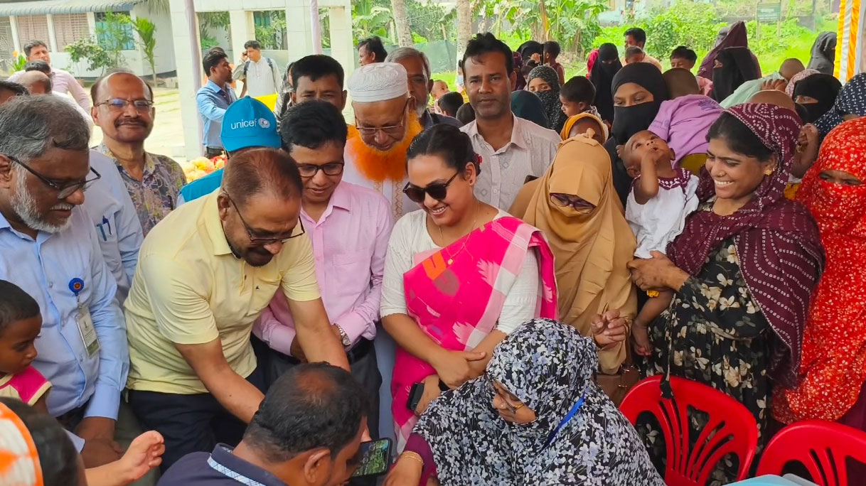 হামের টিকায় স্বস্তি অভিভাবকদের, কেন্দ্রে উপচে পড়া ভিড়