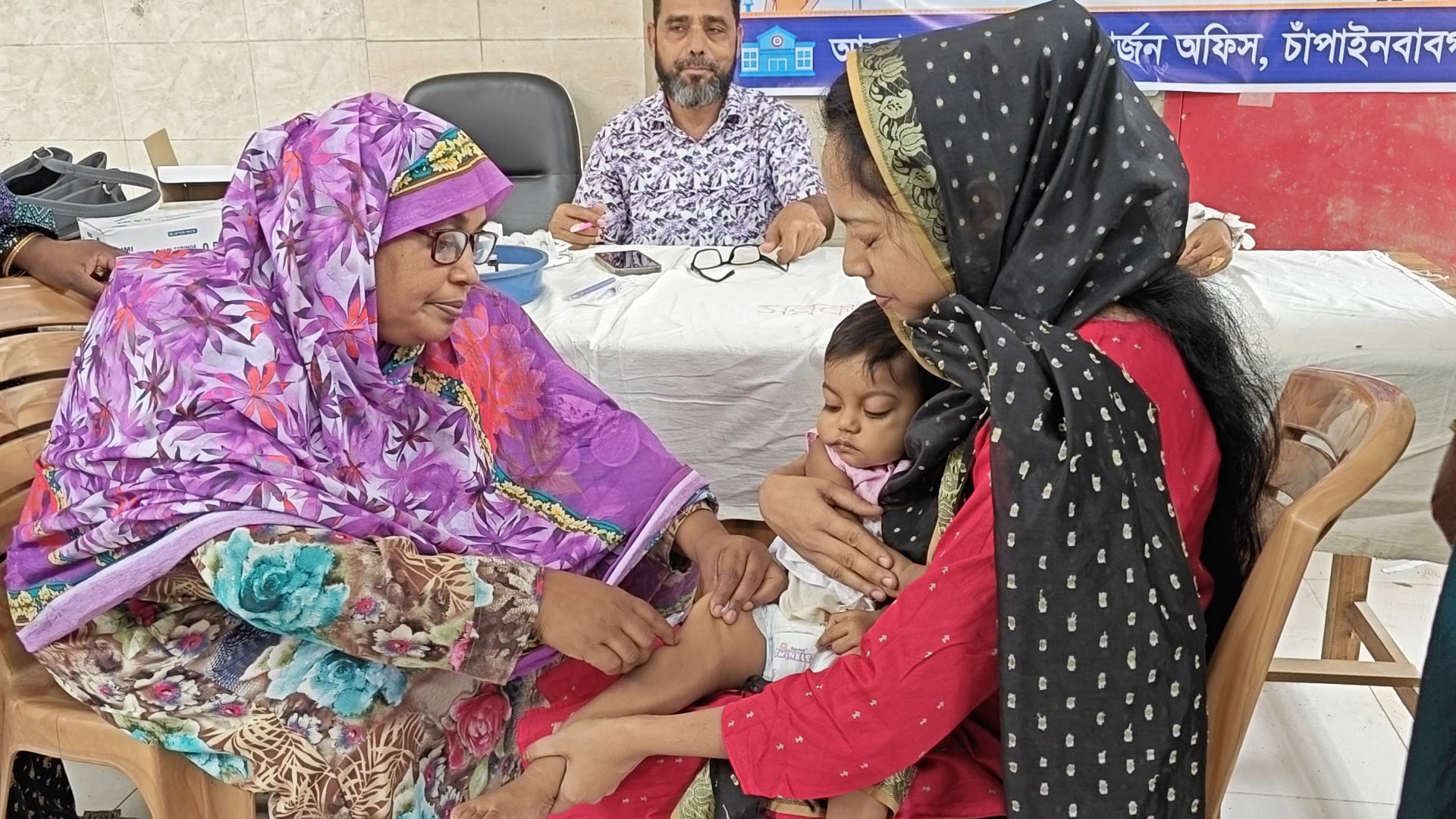 চাঁপাইনবাবগঞ্জের তিন উপজেলায় চলছে টিকাদান কার্যক্রম