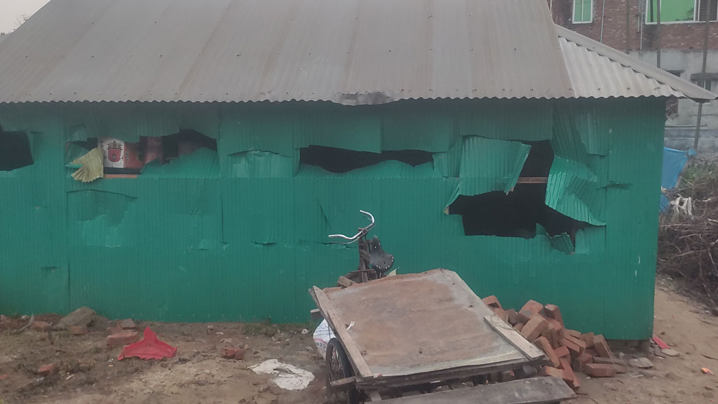 স্কুলের পাশে মাদকের রমরমা কারবার, বিক্ষুব্ধ জনতার হামলা