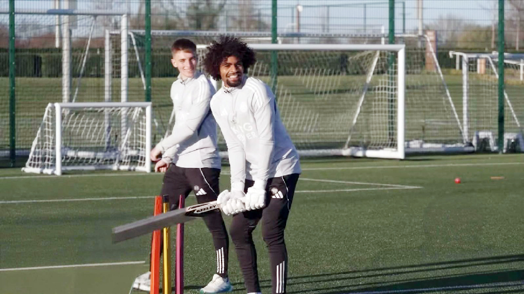 অনুশীলনে ক্রিকেট খেললেন হামজা চৌধুরী