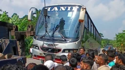 গৌরনদীতে বাসের নিচে ঢুকে পড়ল মোটরসাইকেল, নিহত যুবক