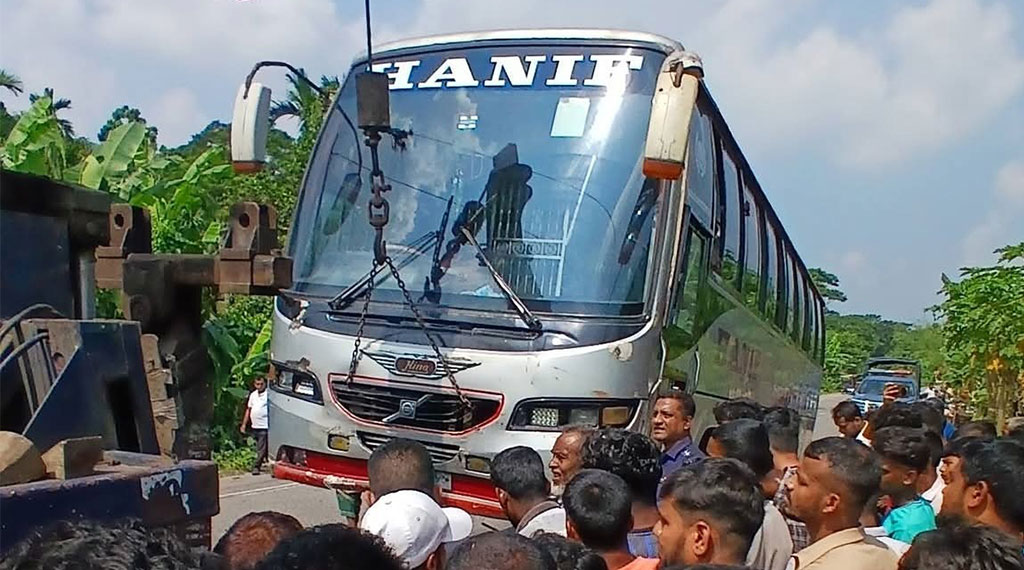 গৌরনদীতে বাসের নিচে ঢুকে পড়ল মোটরসাইকেল, নিহত যুবক