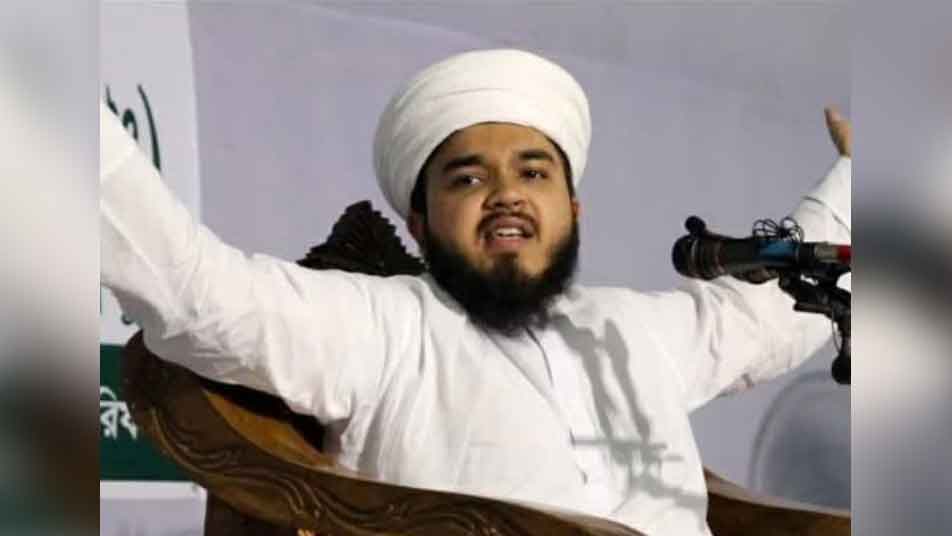 ব্রিজের রেলিং ভেঙে খাদে ট্রাক, অল্পের জন্য প্রাণে রক্ষা চালক-হেলপারের