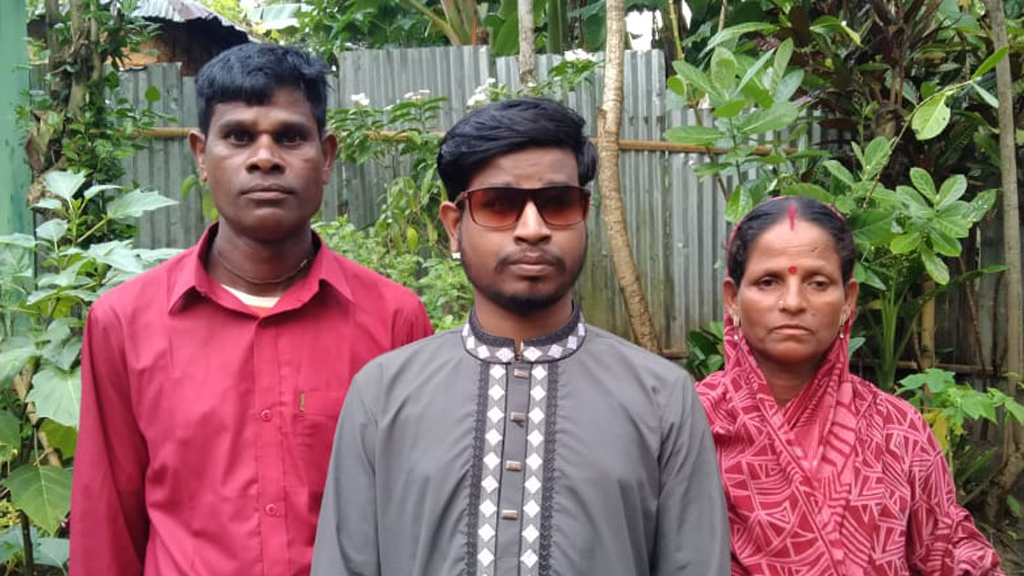 চা-শ্রমিকের ঘর থেকে ঢাবিতে, নিজের চোখে পৃথিবী দেখার লড়াইয়ে দৃষ্টিহীন হরিবল