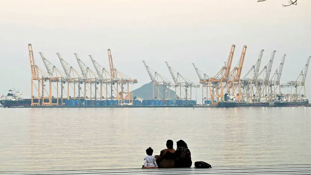 হরমুজ বন্ধ করে ১০ কোটি মানুষের রুটি-রুজিতেও হাত দিয়েছে ইরান