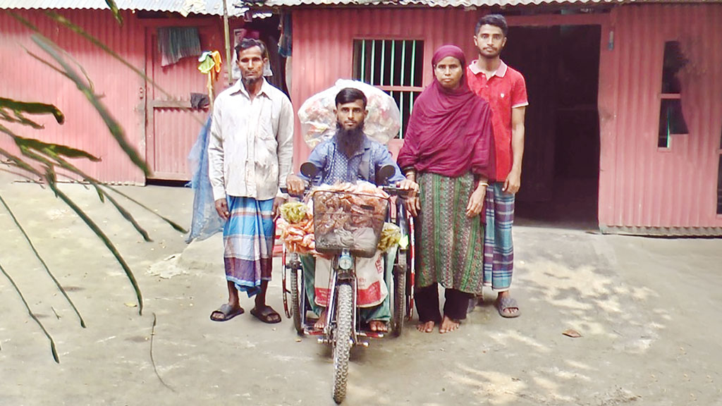 হাত পেতে নয়, নিজে উপার্জন করে তৃপ্তি পান হাসান