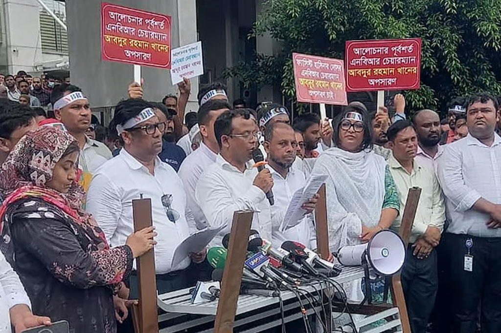 এনবিআরে ‘শাটডাউন চলবে’, আলোচনার শর্ত চেয়ারম্যানের অপসারণ
