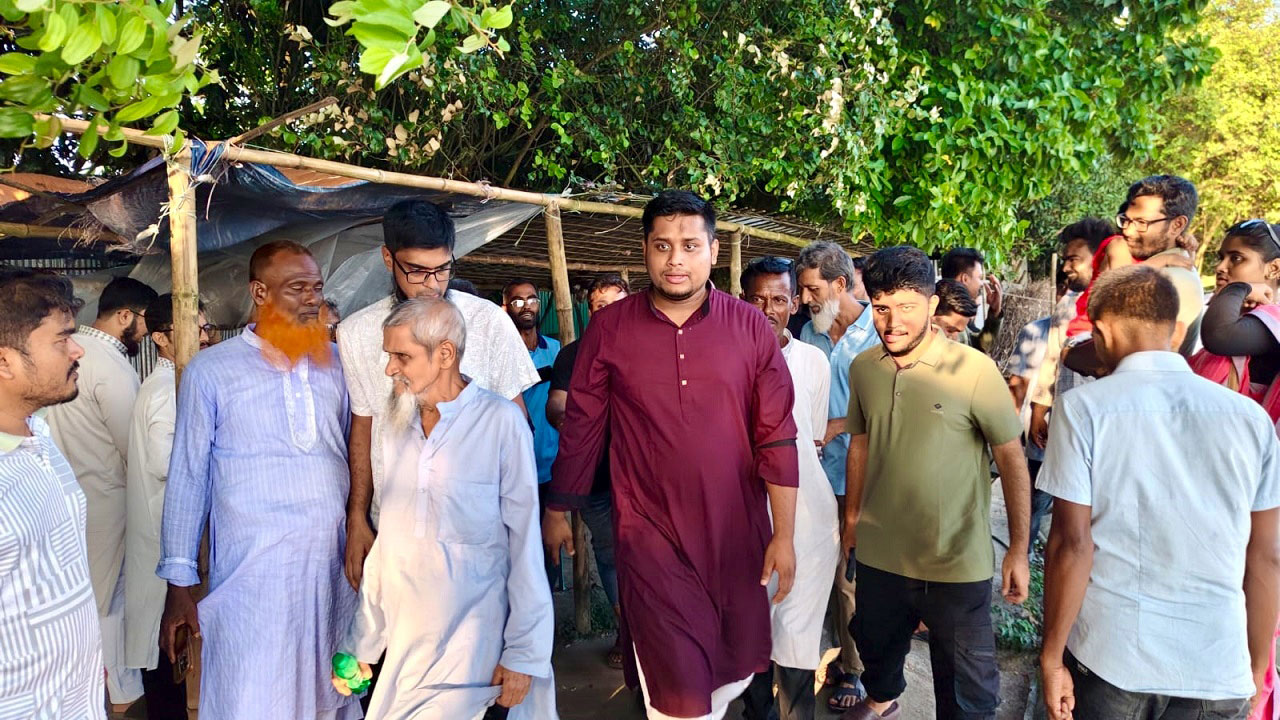 আকস্মিক সফরে মানিকগঞ্জে হাসনাত আবদুল্লাহ, স্থানীয়দের সঙ্গে মতবিনিময়