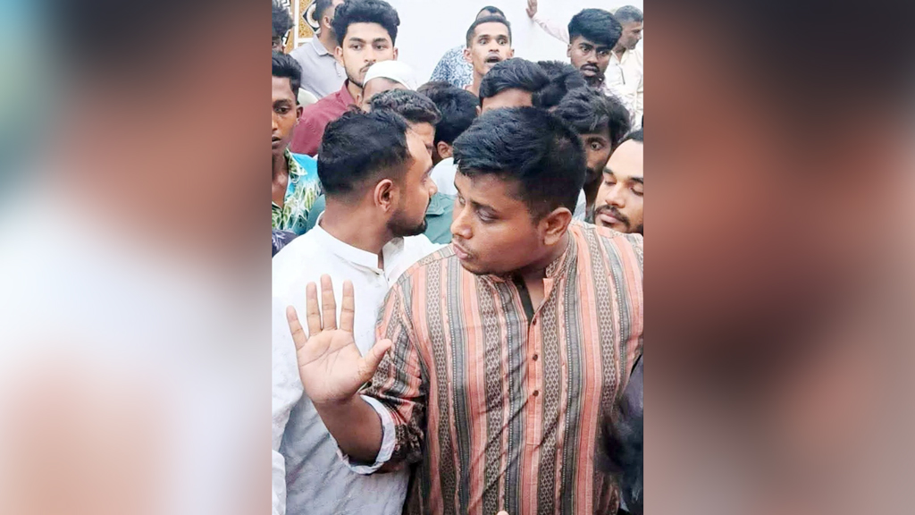 চট্টগ্রামে তোপের মুখে হাসনাত আবদুল্লাহ