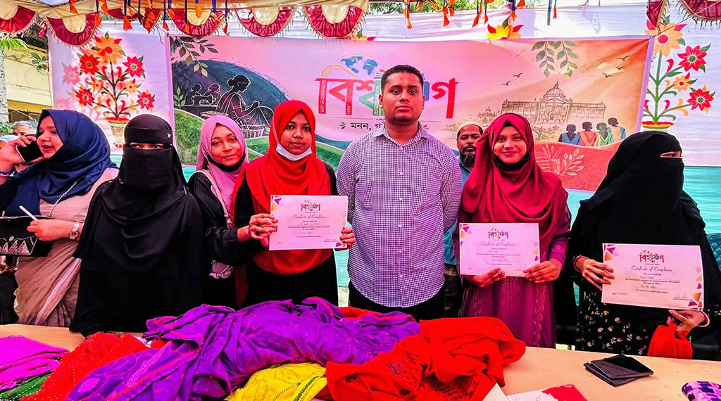 অনুষ্ঠানে এক মাসব্যাপী প্রশিক্ষণ নেওয়া ৫০ জন নারীকে ‘বিশ্বযোগ’ প্রকল্পের পক্ষ থেকে সনদ দেওয়া হয়। ছবি: আজকের পত্রিকা